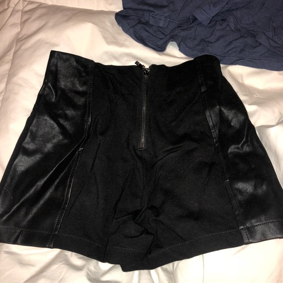 Guess Shorts with Faux Leather - Picture 2 of 3